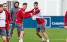 Kike Barja y Aimar Oroz se agarran durante el entrenamiento de Osasuna este viernes en Tajonar