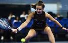 Mafrtina Calvo trata de devolver una pelota durante el choque de cuartos de la FIP World Cup de parejas, disputada en Kuwait /