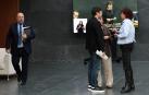 El consejero de Hacienda, José Luis Arasti, pasa junto a Pablo Azcona (Geroa Bai), Laura Aznal (EH Bildu) y Ainhoa Unzu (PSN), en el Atrio del Parlamento el pasado jueves, cuando la Cámara celebraba sesión plenaria
