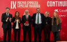 Jaime del Villar, fundador de Mainate, sostiene el galardón junto a su familia e Iñaki Ecay (presidente de ADEFAN) e Isabel Moreno (directora territorial Ebro de CaixaBank)