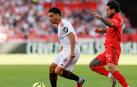 El defensa del Sevilla Gabriel Suazo (i) disputa un balón con el centrocampista del Osasuna Rubén García (d)