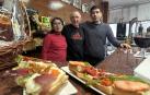 El matrimonio formado por Yesenia Rodríguez y José Miguel Arbizu junto a su hijo Óscar en el bar que gestionan desde hace tres años en la sede de la Asociación de Jubilados Ega de Estella.