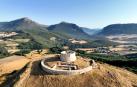 Vista aérea del castillo de Garaño, con la torre y la muralla reconstruidas tras el proceso de recuperación llevado a cabo junto al Ayuntamiento del Valle de Ollo.