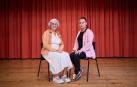 La tudelana Alicia Baigorri Montes (izda), de 64 años, y la vecina de Olite Inma Martín Noguera, de 41, sobre el escenario del colegio FEC Vedruna. Las dos representan la obra de teatro ‘Vivas’