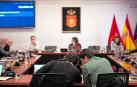 Miguel Garrido (Contigo) y Pablo Azcona (Geroa Bai) conversan en una de las sesiones de la comisión de investigación de Belate
