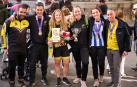 Garazi Ganuza y Leyre Merino, en el centro con sus trofeos, junto a algunos de los patinadores de Lagunak