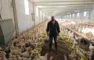 Jorge Calonge Flamarique, en su granja de gallinas de Tafalla