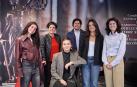 Las estudiantes participantes en el moot, junto al profesorado. De izda. a dcha., Leire Ibáñez; Beatriz Rodríguez Sanz de Galdeano (decana de la Facultad), Cecilia Monreal, Eduardo Herrero (profesor y preparador del equipo), Nerea Frommknecht y Marina Suescun.