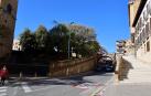La acera de la avenida Estella bajo el puente es muy estrecha, lo que impide que sea accesible