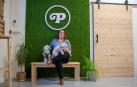 María Fernández Andueza posa con dos "clientes-amigos" de su establecimiento