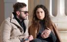 Una pareja manteniendo una conversación