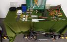 La Guardia Civil incautó en el nuevo inmueble okupado diversas sustancias estupefacientes, básculas de precisión, varios objetos relacionados con la venta y distribución de drogas, un machete tipo militar y una defensa extensible