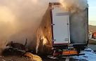 Uno de los camiones ardiendo tras la colisión en la AP-7 /