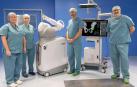 Roncesvalles Murillo y Cristina Martínez, enfermeras de quirófano, y los doctores Valentí y Díaz de Rada, de Cirugía Ortopédica y Traumatología, con el nuevo robot Mako