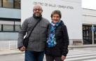Sergio Barcos y su mujer, María Pilar Masip, frente al centro de salud de la Rotxapea, en Pamplona.