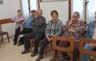 Un grupo de personas sigue el baile que sucedió a la comida en el club de jubilados de Irurtzun