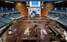 Un momento de las obras con la piscina, vaciada, siendo cubierta por los andamiajes que permiten la colocación de la pista de pádel /