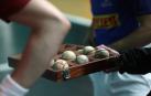 Una caja con pelotas para un partido del Campeonato de Parejas.