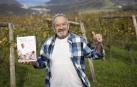 Karlos Arguiñano posa con un ejemplar del libro 'Cocina para todos' /