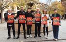 Desde la izda., los hosteleros Jesús Astarriaga, Paco Baquedano, David Zhu y Jorge Ruiz y Maite Basterra y Loreto San Martín, de la Asociación de Comerciantes, ayer en la plaza de Santiagot /