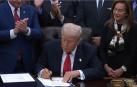 Trump, en el momento de la firma de la ley que pone fin al cierre del Gobierno