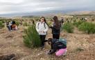 Los alumnos del colegio público de Arguedas, durante la plantación ayer en el parque Sendaviva