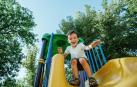 Un niño jugando en un parque