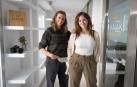 Las jóvenes de Aoiz Edurne Mañú Aristu (camiseta blanca) y Rut Etxarte Buezo comparten el proyecto laboral Haiak Creativas Audiovisuales, que ahora se dota de una oficina física