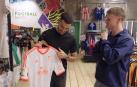 Mikel Merino observa la camiseta de Osasuna que defendió