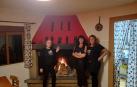 Olga Landa, Marta Ruiz y Laura Aramendía, junto a la chimenea de la Borda del Túnel de Lizarraga.