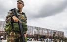 Integrantes de las Fuerzas Armadas custodian este jueves la entrada al Hangar de Exposiciones, sede de la Cumbre de la COP30 en Belém (Brasil) /