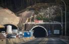 Las obras del túnel de Belate, con los carteles de Acciona y Osés tras la retirada del de Servinabar