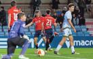 El lateral izquierdo Raúl Chasco corre para celebrar con su compañero Carlos Lumbreras tras marcar el 2-0 ante el Barakaldo
