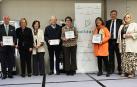 Los galardonados y los organizadores de la Fundación Profesionales Solidarios posan con los reconocimientos tras la gala /