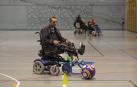Eduardo González, con la silla a motor y la estructura, controla un balón