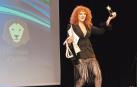 Yhael May, en el momento de recoger el premio /