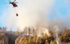 Un helicóptero sofoca el incendio de 2022 en monte Ezkaba /