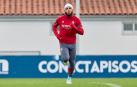 Valentin Rosier, corriendo este lunes en el campo de entrenamiento