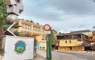 Vista de la entrada al colegio Mendialdea, que celebra sus 50 años y que el PSN quiere “revalorizar” /