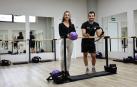 Ángela Jaurrieta e Íñigo Asurmendi, posa en la sala del estudio de barre donde la primera imparte sus clases en el barrio de Lezkairu