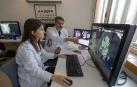 El Dr. Juan Pablo de Torres, codirector del Departamento de Neumología, con la Dra. Ana Ezponda, especialista en radiodiagnóstico de la Clínica Universidad de Navarra
