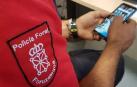 Un agente de Policía Foral verifica un terminal durante una investigación