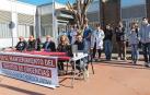 ALCALDES Y PROFESIONALES. De izda. a dcha., los alcaldes de Barillas (José Ramón Martínez), Cascante (Alberto Añón), Murchante (Macario Jarauta), Tulebras (Cristina Díaz) y Ablitas (Carlos Bonel), ante el centro de salud de Cascante y con varios profesionales del mismo a sus espaldas /