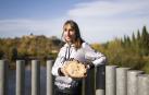 Naiara Irigoyen Indave posa con el trofeo como segunda del Marató dels Dements, cita que certificó su subcampeonato en las Skyrunner World Series.