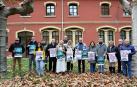 La concejala, Cristina Pérez, la técnica Andrea Rodríguez y representantes de colectivos que participan en ferias posan detrás del Ayuntamiento con los carteles anunciadores.