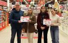 Manuel Esteras y Mercedes Pascual, reciben el cheque regalo de E.Leclerc de manos de Laura Vega de Diario de Navarra y  Nerea Larraya de E.Leclerc