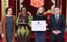 La consejera Carmen Maeztu entrega el premio a la Fundación Amref Salud África