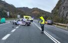 Un agente de la Guardia Civil atiende el accidente /