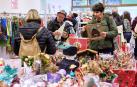 Varias personas ojean parte de los objetos de decoración a la venta en Dirdira /