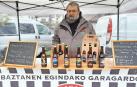 Imagen de Antton Harispe en su puesto de venta en la Feria de Lesaka.